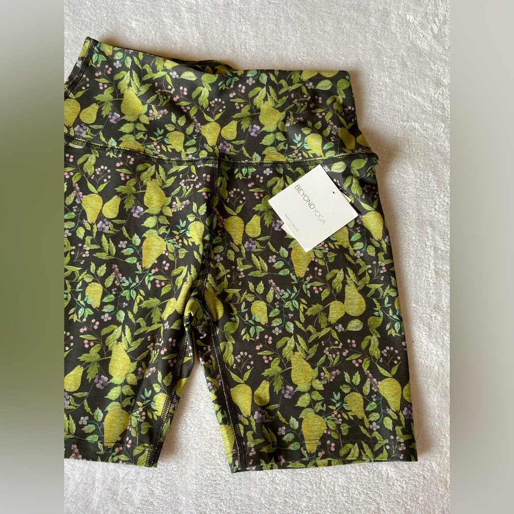 NWT 🍐Beyond Yoga Shorts♠️ - Picture 3 of 5